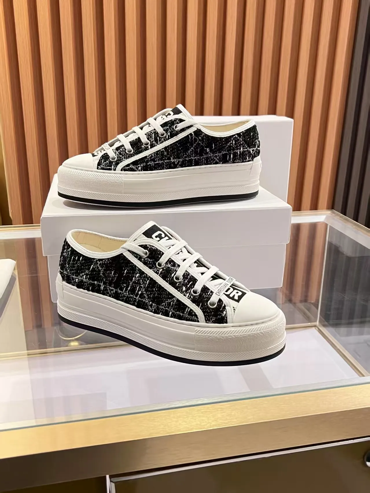 👟👟Ex-factory price 520👟👟 Walk‘n’Dior embroidered mid-top casual shoes are new in 2025. On the fashion stage, Dior embroidered shoes are the well-deserved protagonist. Delicate stitching is used on the upper, every stitch is devoted to the craftsman's efforts, and every thread is woven with artistic poetry. From complex floral patterns to smart geometric textures, embroidery is like the magic that gives shoes life, allowing them to show dynamic beauty even in static conditions.   Wearing Dior embroidered shoes feels like stepping into a dream world full of art. It is not only a pair of shoes, but also a walking piece of art that perfectly integrates fashion and culture. Whether you are strolling on the bustling city streets or attending important social occasions, Dior embroidered shoes can add unique charm to your style and become the focus of everyone's attention.   Choosing Dior embroidered shoes means choosing a persistent pursuit of quality and a unique understanding of fashion. Let it accompany you through every wonderful moment and leave your own fashion mark.  Material: Sheepskin lining, feet, silk cowhide, size 35-41, heel height 5cm